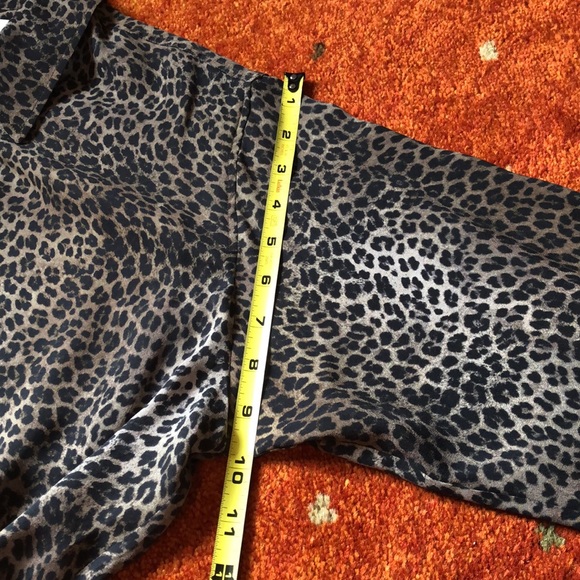 Gorgeous frame animal print silk blouse. Size M NWOT - Picture 9 of 10